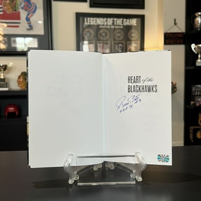 CŒUR DES BLACKHAWKS, LIVRE SIGNÉ PAR PIERRE PILOTE - MÉMOIRES DE HOCKEY AUTOGRAPHÉ, COUVERTURE RIGIDE 9 X 6 POUCES - SOUVENIR DE COLLECTION DE LÉGENDE DU HOCKEY DE CHICAGO