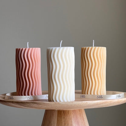 Bougie pilier ondulée à côtes faite à la main : Décoration tendance pour la maison