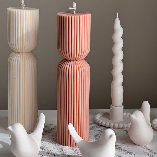 Bougie Pilier Sablier Nervurée : Bougie en Soja Sculpturale Rayée