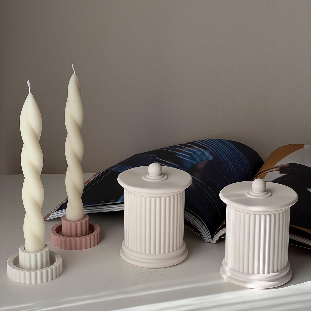 Bougeoir en jesmonite côtelé : décoration de mariage minimaliste