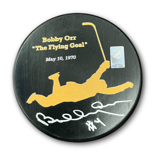 PALET DE HOCKEY BOBBY ORR SIGNÉ « FLYING GOAL » - BOSTON BRUINS