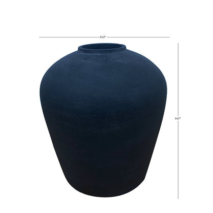 Collection de vases noirs surdimensionnés
